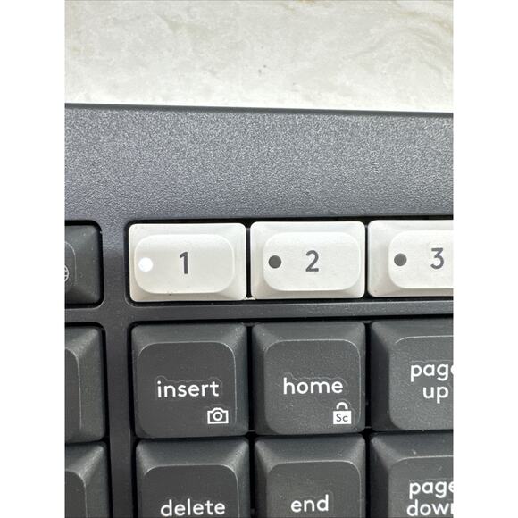 Logitech MK850 Performance Wireless Keyboard and Mouse M720 #UM7890 W/ DONGLE - Picture 9 of 12